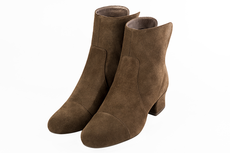 Chocolate brown women's ankle boots with a zip at the back. Round toe. Low kitten heels. Front view - Florence KOOIJMAN